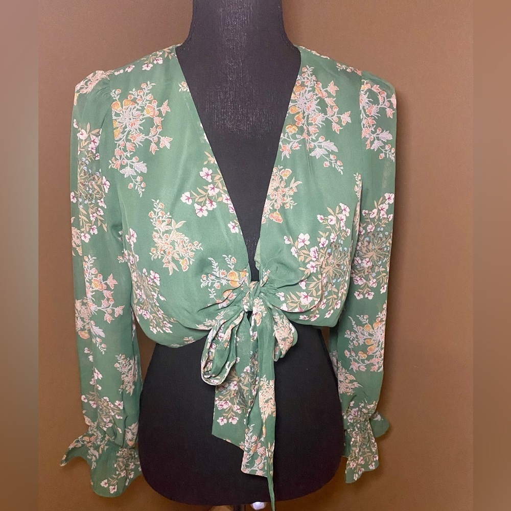 NWOT women’s size M, J.O.A. Green floral print front tie blouse